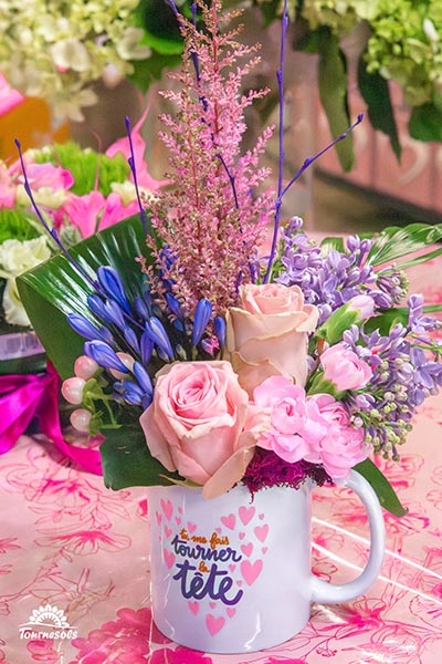 Compo de fleur dans une tasse avec le message : Tu me fais tourner la tête